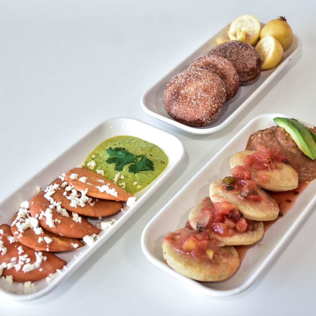 Enchiladas potosinas, gorditas y cookietas de Lore Foods servidas en plato