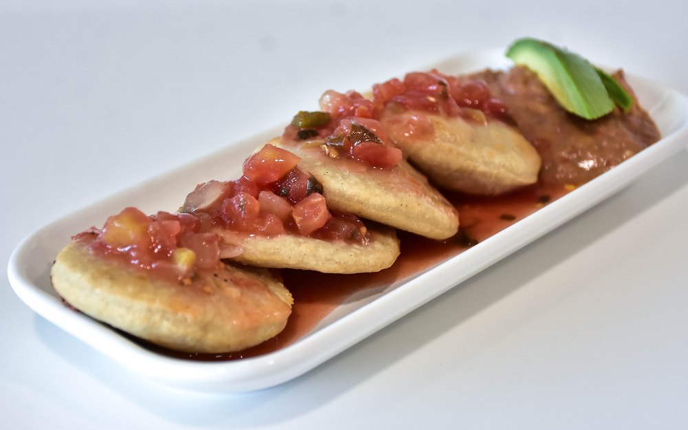 Sopes de Lore Foods servidos con salsa